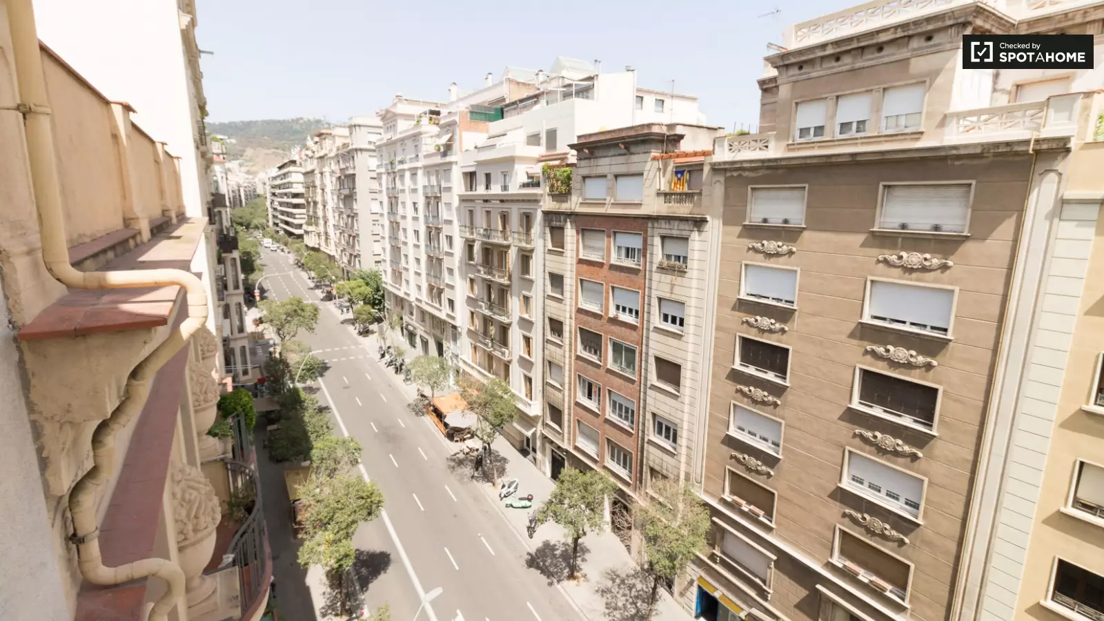 Furnished room in a 4-person shared flat in Sarrià–Sant Gervasi · 4