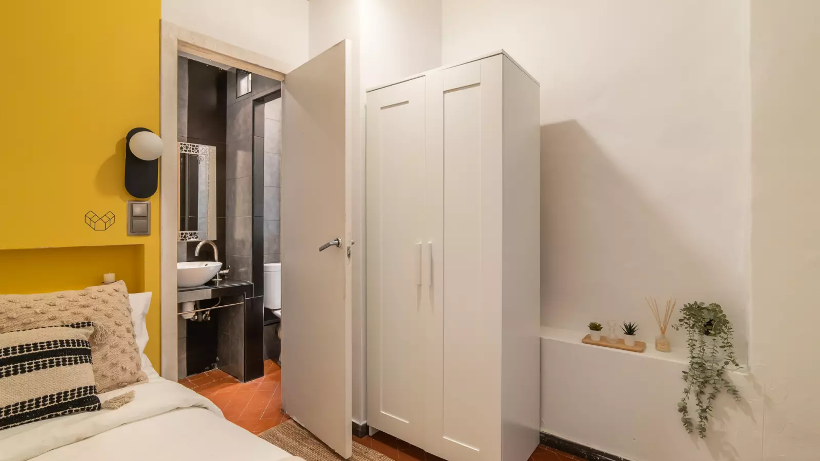 Furnished room in a 6-person shared flat in Ciutat Vella · 2