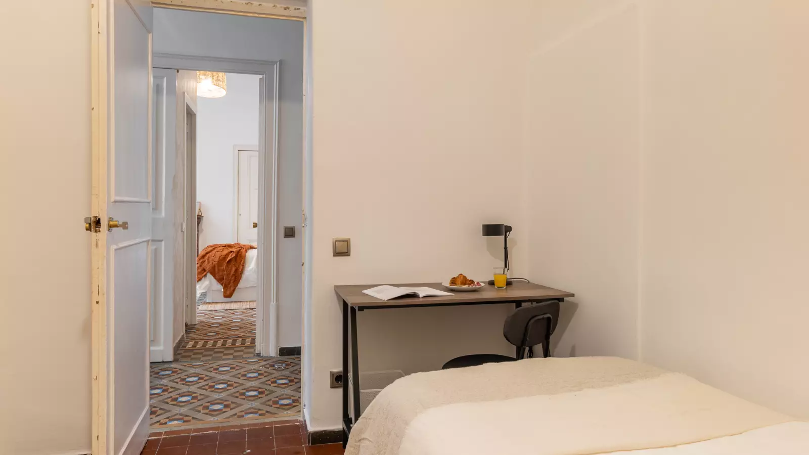 Furnished room in a 6-person shared flat in Ciutat Vella · 3