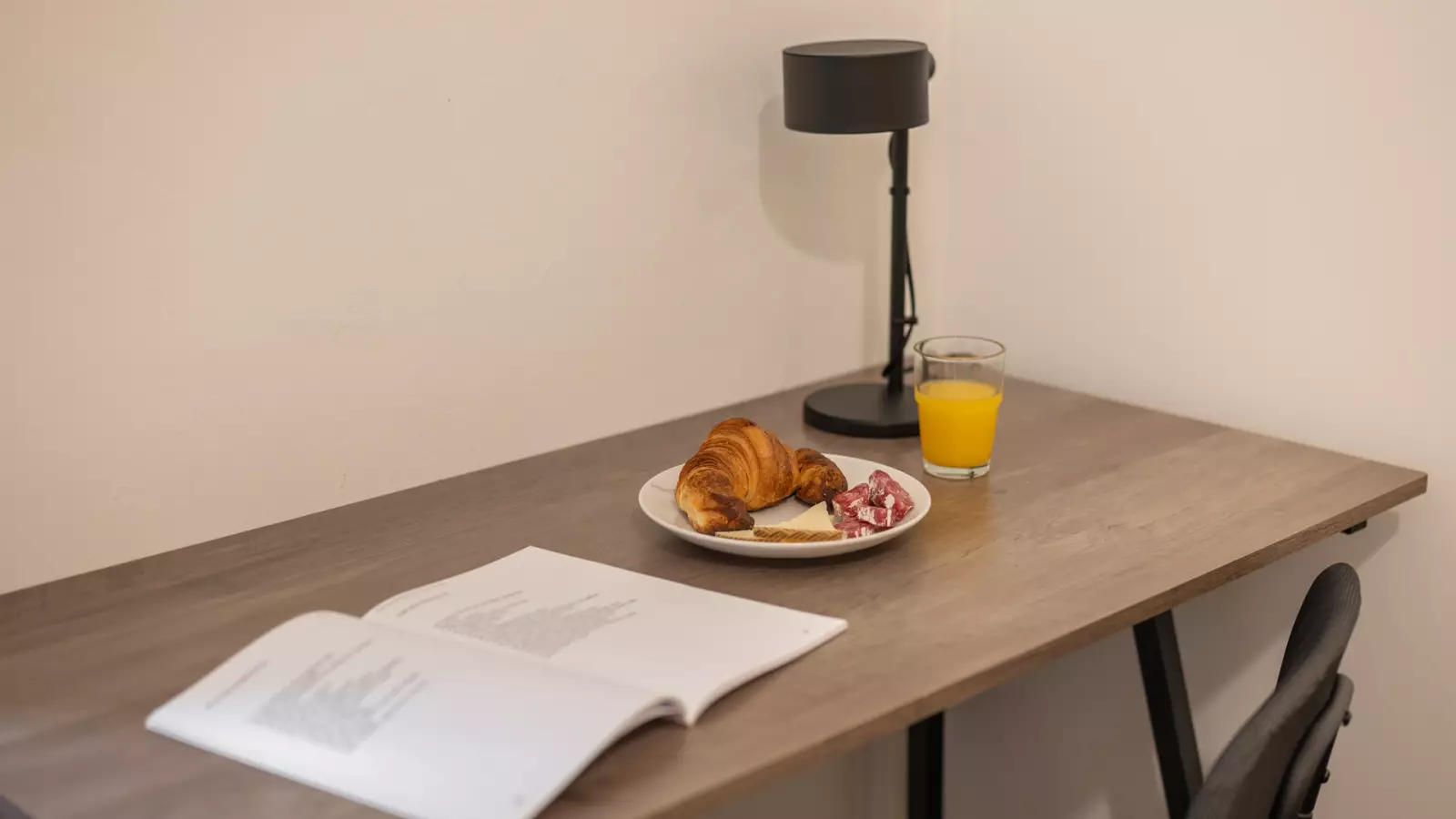 Furnished room in a 6-person shared flat in Ciutat Vella · 4