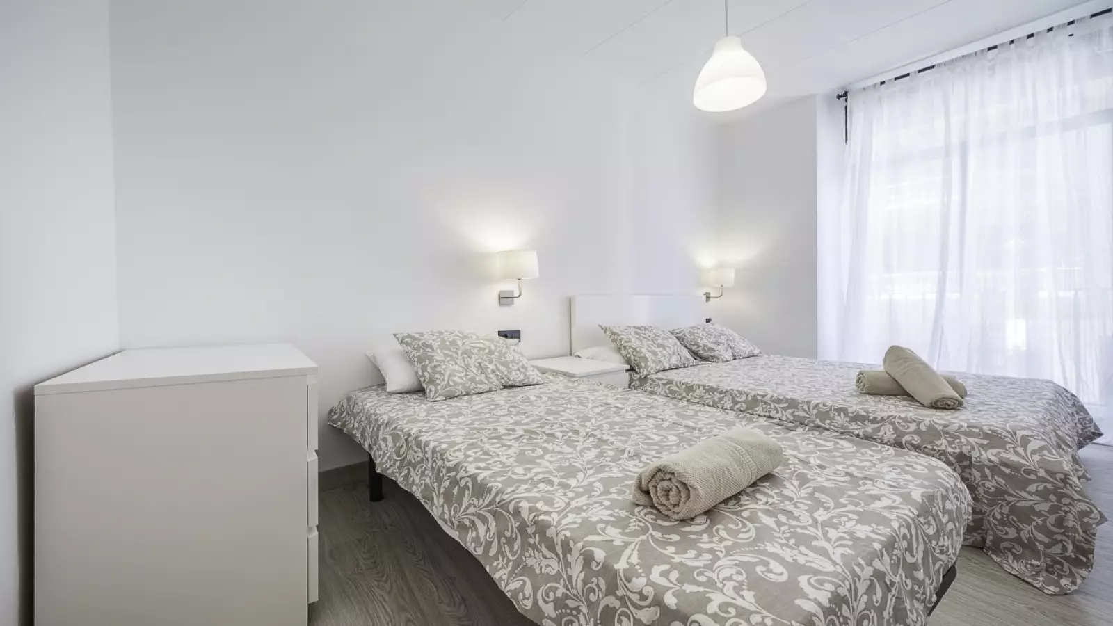 Furnished room in a 4-person shared flat in Ciutat Vella · 4
