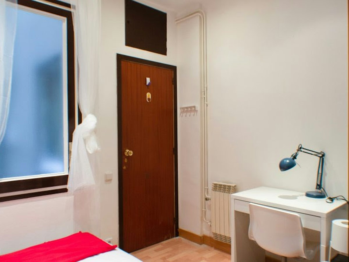 Furnished room in a 7-person shared flat in Eixample · 2