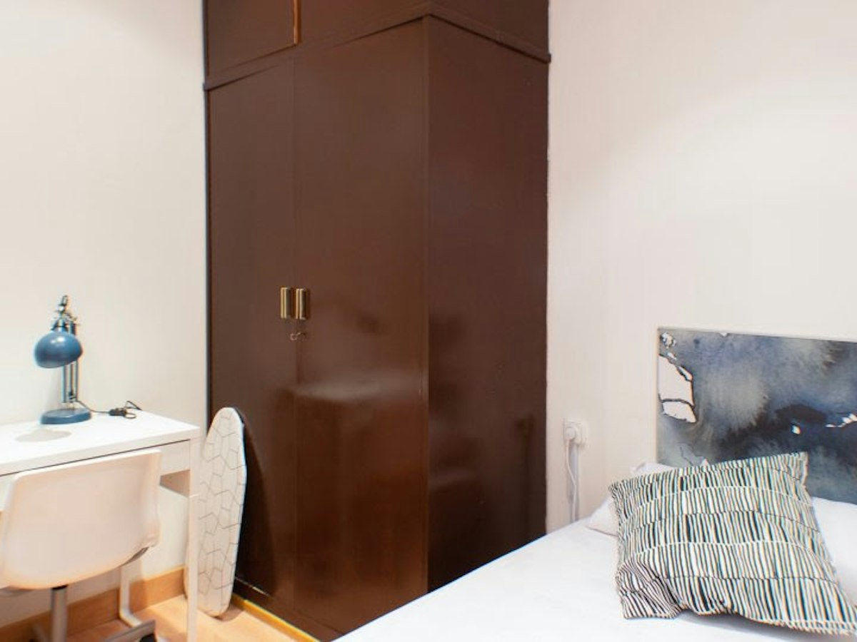 Furnished room in a 7-person shared flat in Eixample · 3