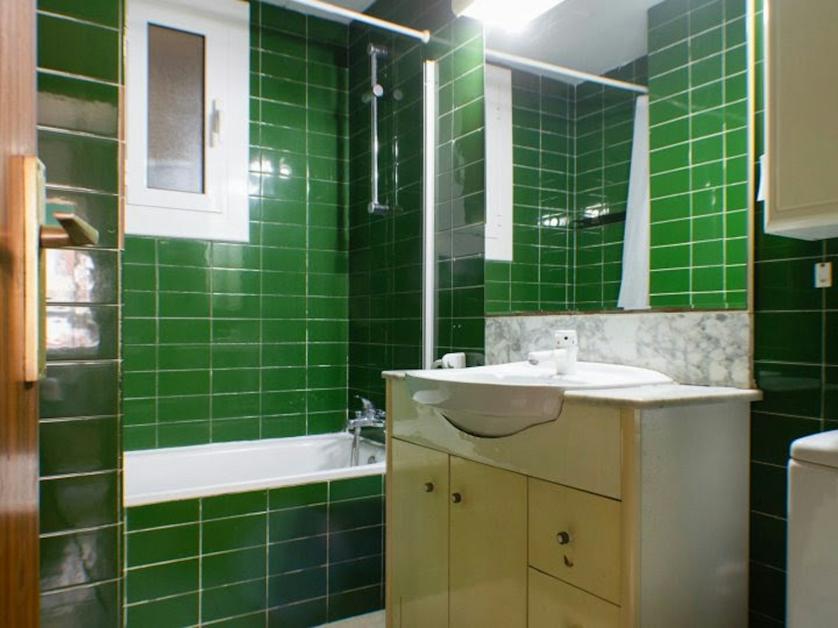 Furnished room in a 7-person shared flat in Eixample · 4