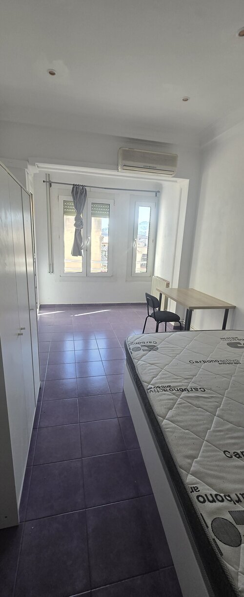 Room in a 8-person shared flat in Barcelona