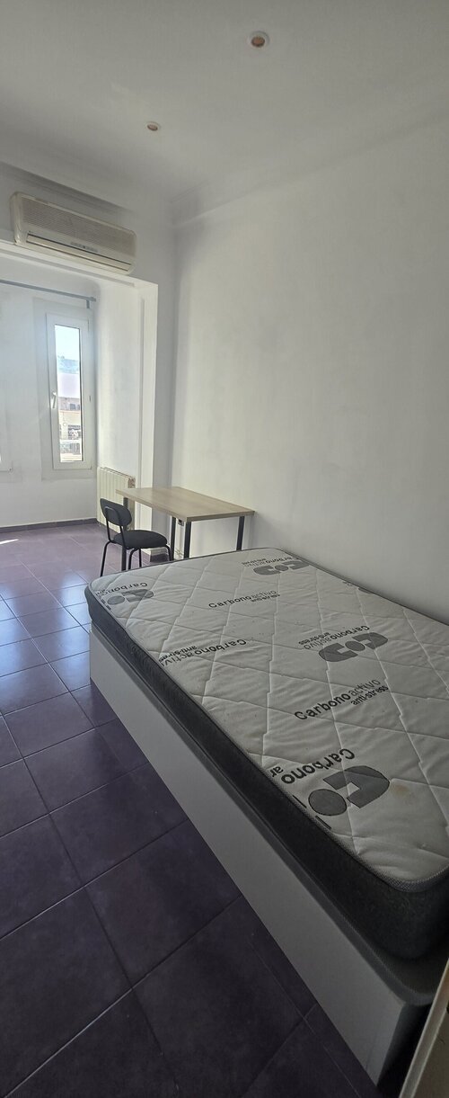 Room in a 8-person shared flat in Barcelona · 4