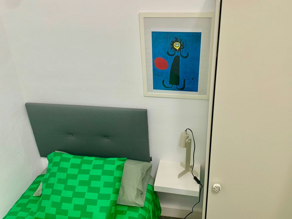 Furnished room in a 4-person shared flat in Eixample · 3