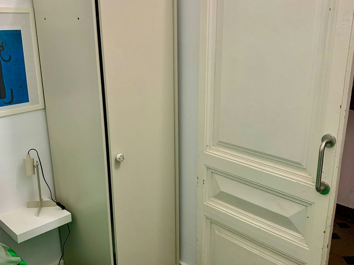 Furnished room in a 4-person shared flat in Eixample · 4