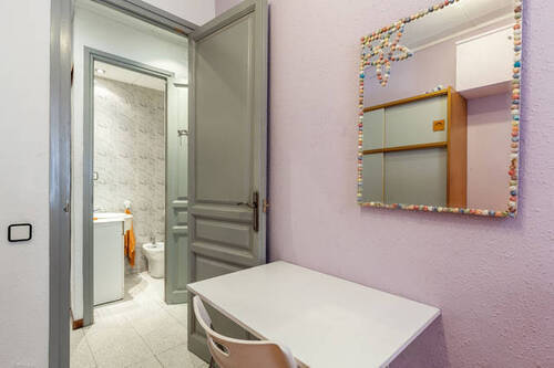 Room in a shared flat in Sants-Montjuïc · 4