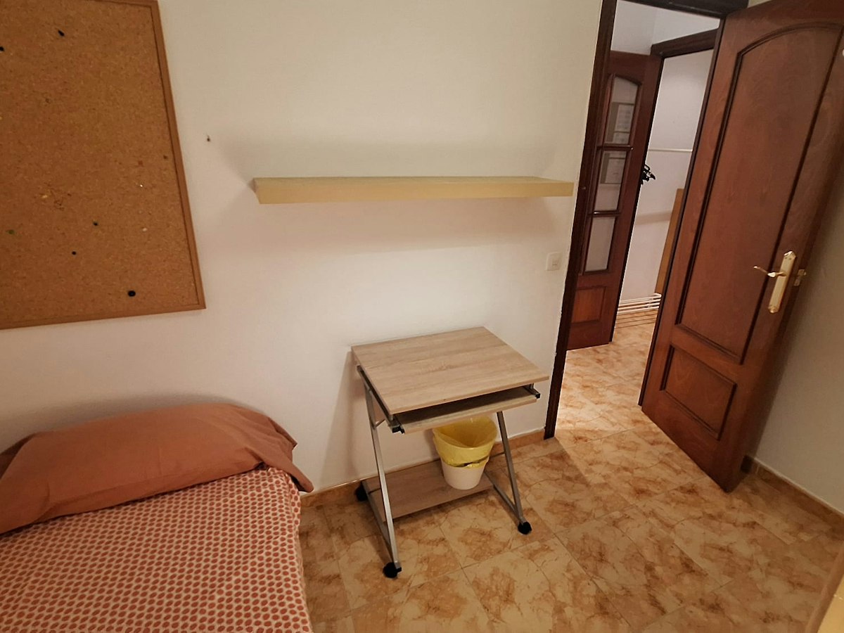 Habitación amueblada en piso compartido de 3 personas en Gràcia · 2