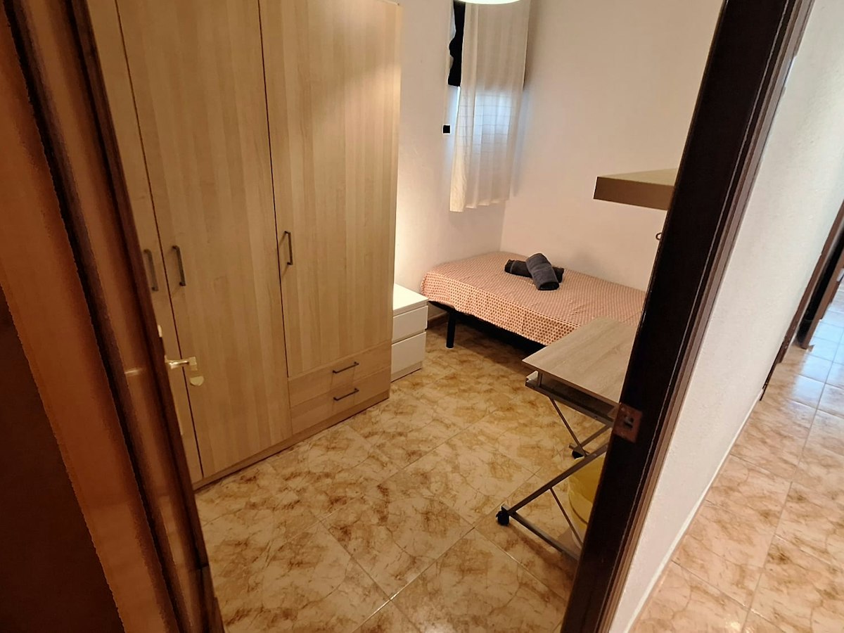 Habitación amueblada en piso compartido de 3 personas en Gràcia · 3