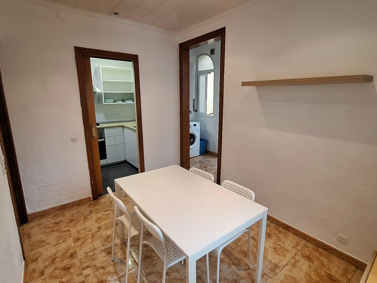 Habitación amueblada en piso compartido de 3 personas en Gràcia · 4