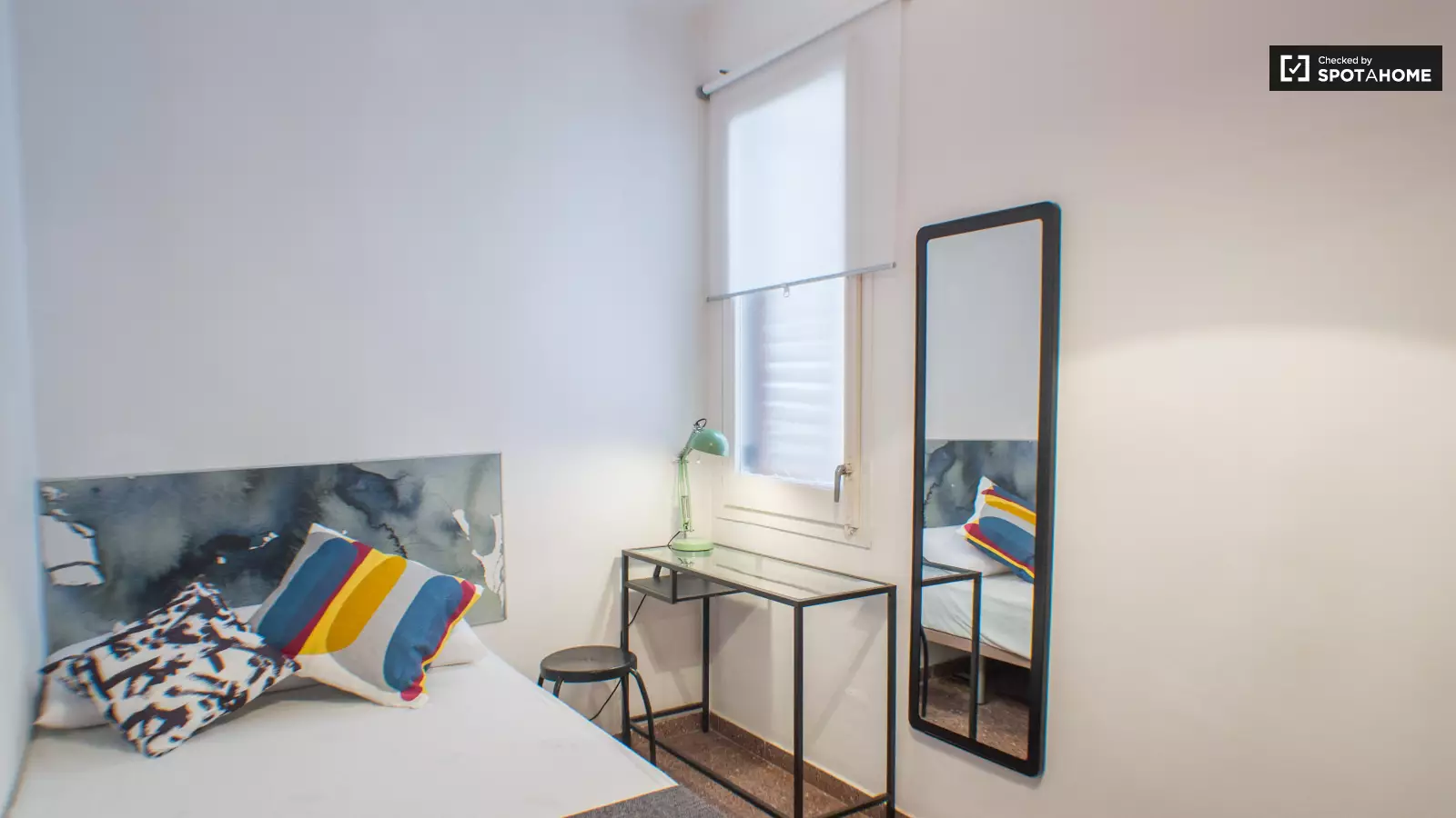 Habitación amueblada en piso compartido en Gràcia · 2
