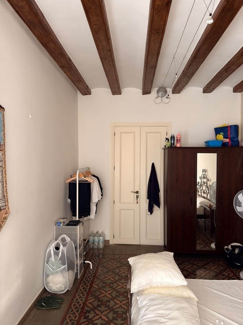 Room in a 3-person shared flat in Ciutat Vella · 3