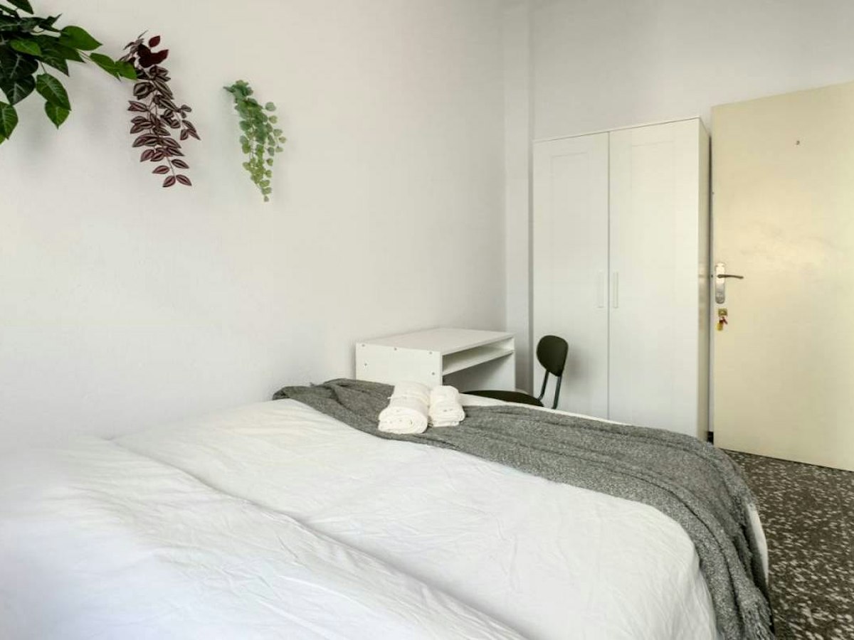 Habitación amueblada en piso compartido de 5 personas en Gràcia · 2