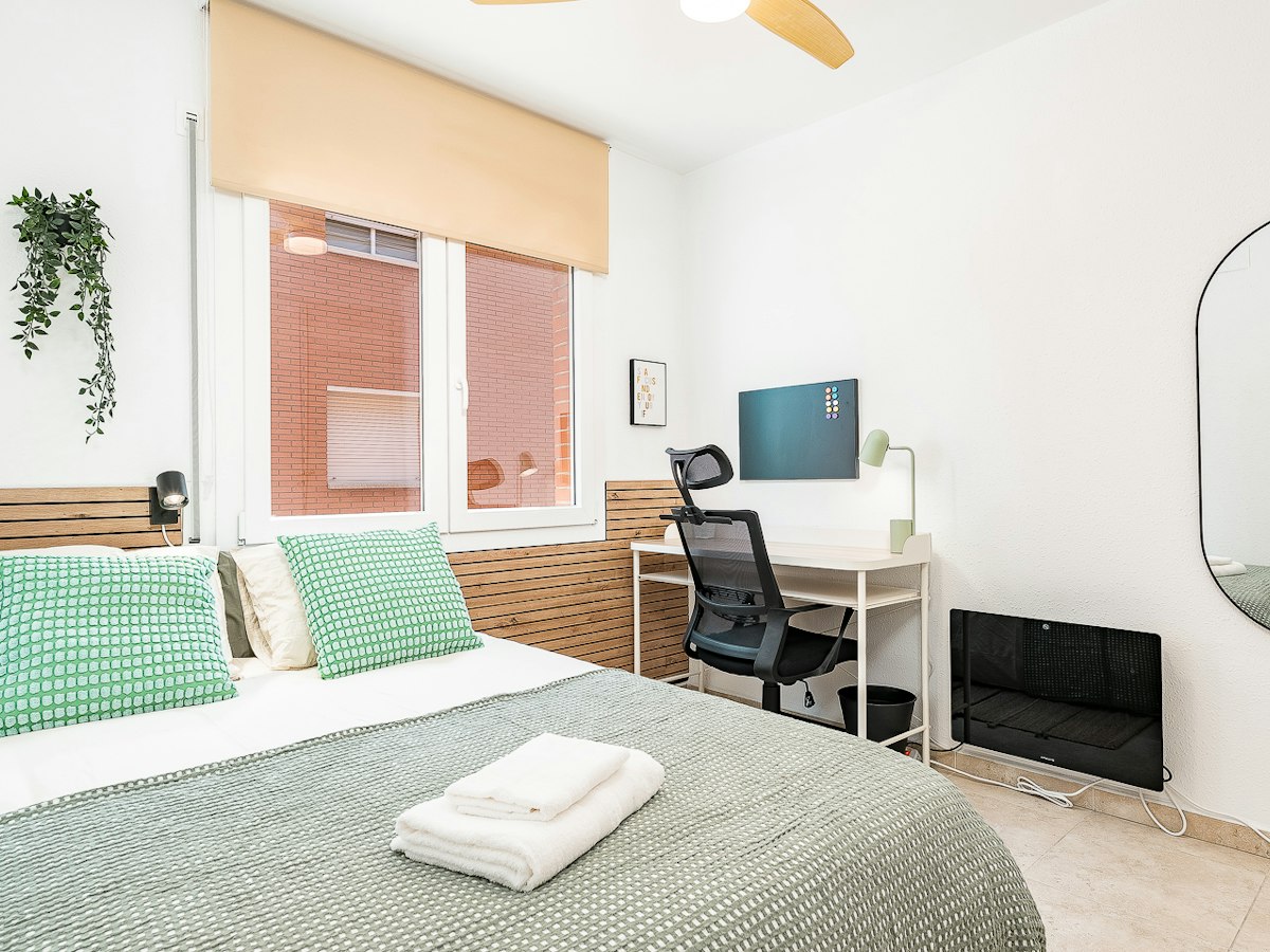 Furnished room in a 6-person shared flat in Sant Cugat · 2