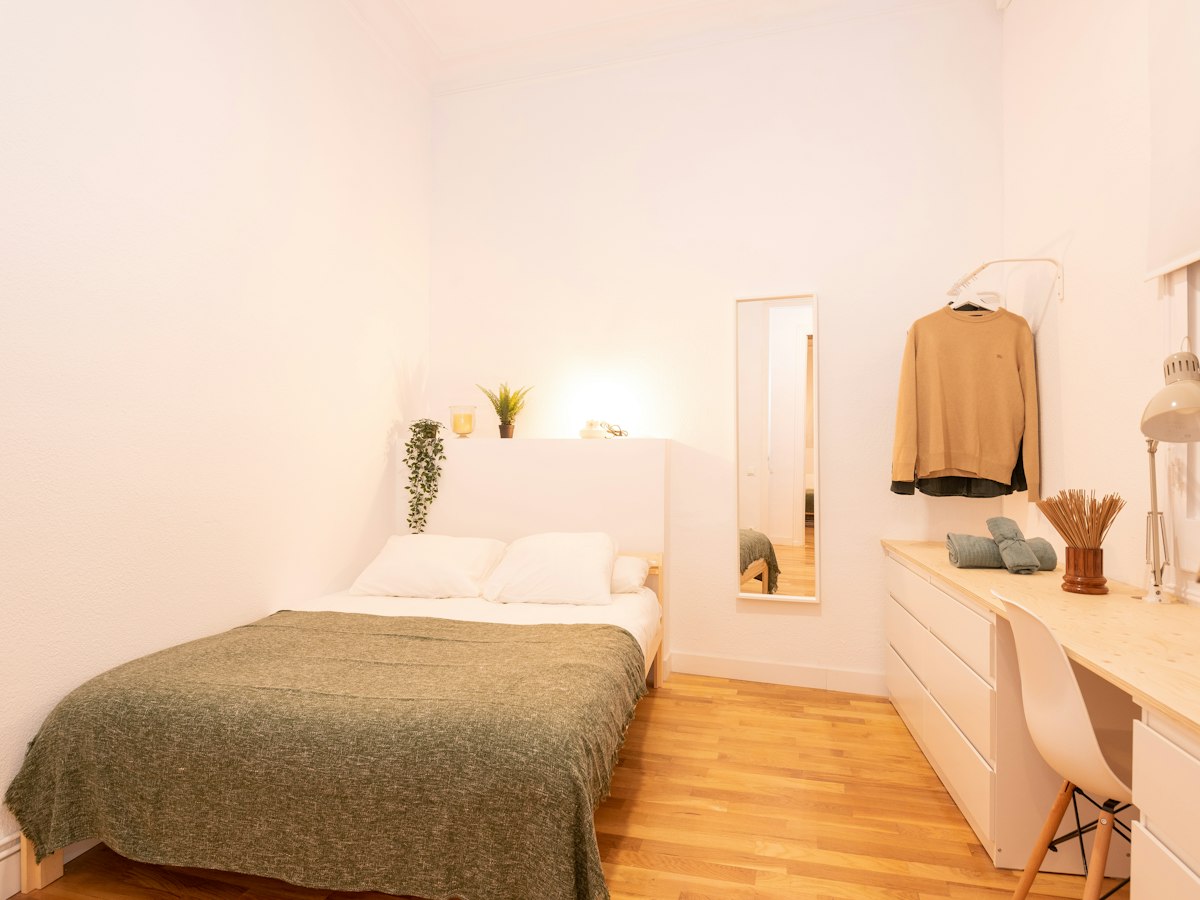 Habitación amueblada en piso compartido de 9 personas en Gràcia · 2