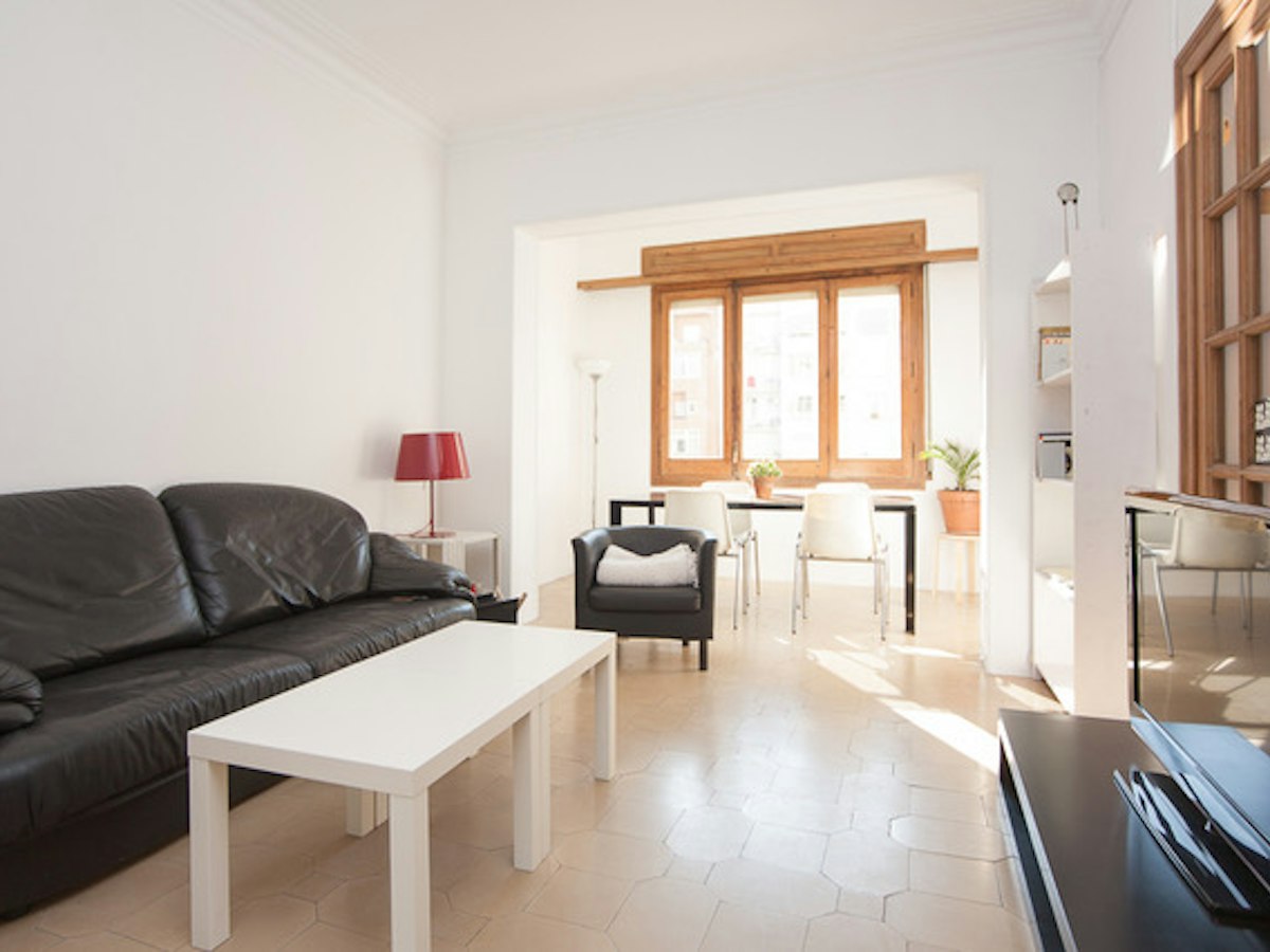 Furnished room in a 6-person shared flat in Eixample · 3