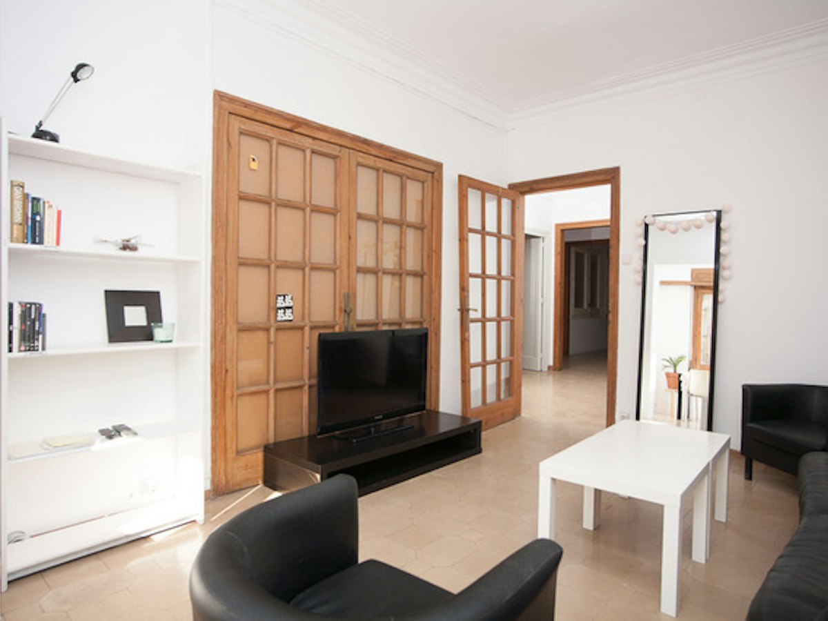Furnished room in a 6-person shared flat in Eixample · 4