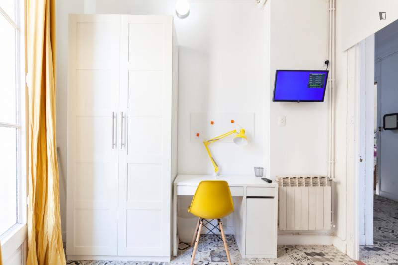 Furnished 9-bedroom flat in Gràcia · 3