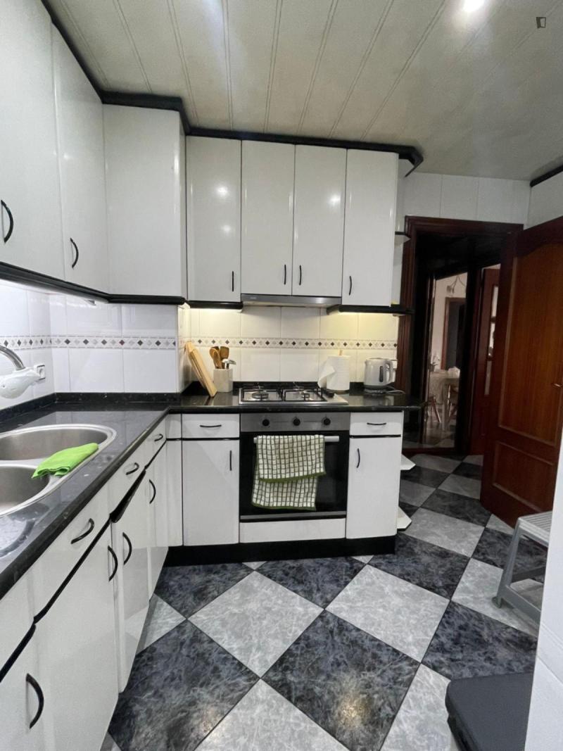 Furnished room in a 4-person shared flat in L'Hospitalet · 3