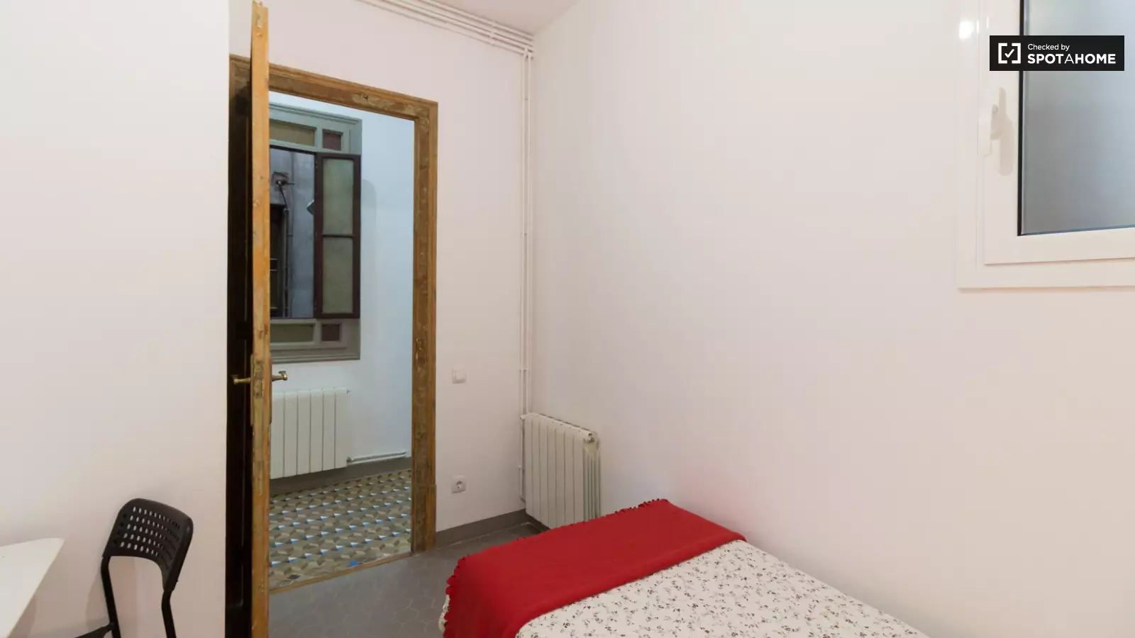 Habitación amueblada en piso compartido de 8 personas en Eixample · 2