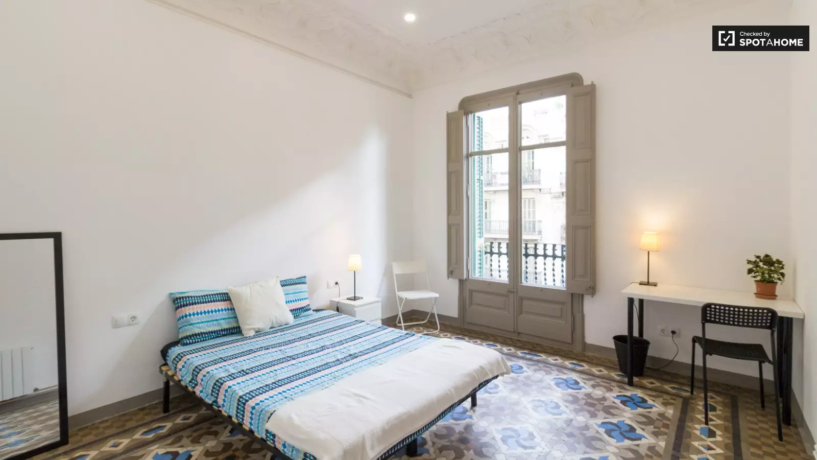 Habitación amueblada en piso compartido de 8 personas en Eixample · 3
