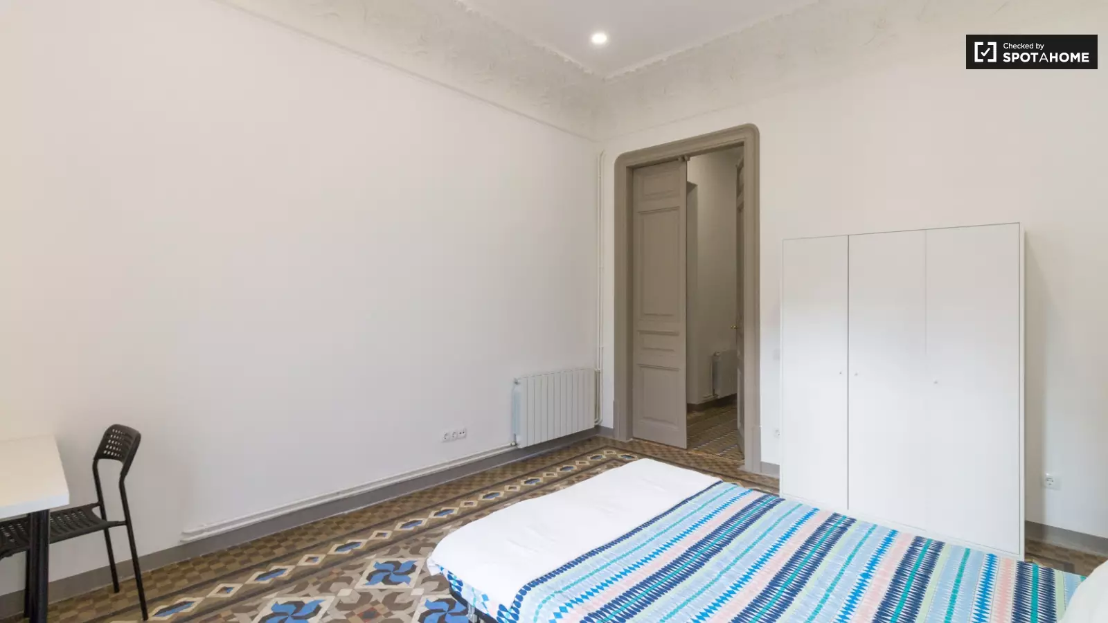 Habitación amueblada en piso compartido de 8 personas en Eixample · 4