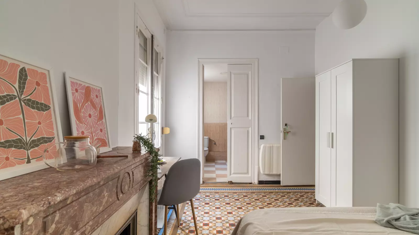 Furnished room in a shared flat in Ciutat Vella · 2
