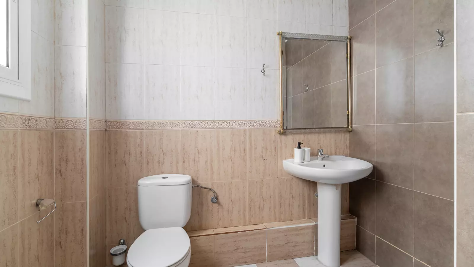 Furnished room in a shared flat in Ciutat Vella · 4
