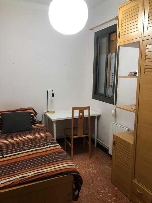 Room in a 3-person shared flat in Eixample · 3