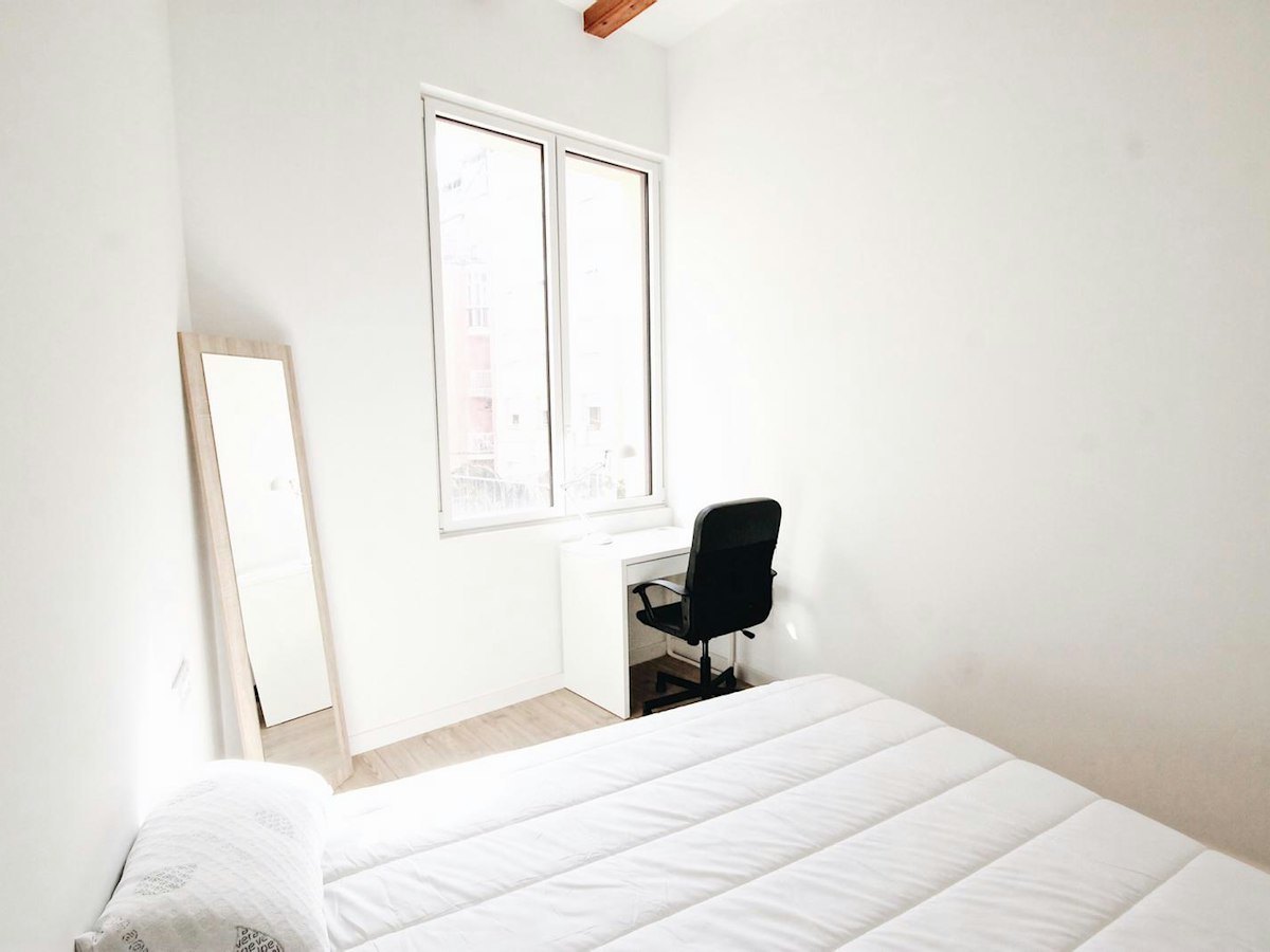 Furnished room in a 3-person shared flat in Sants-Montjuïc · 2