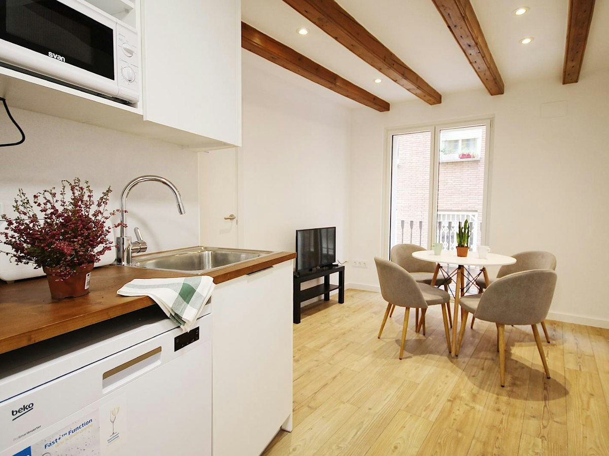 Furnished room in a 3-person shared flat in Sants-Montjuïc · 4