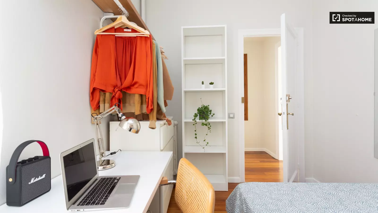 Habitación amueblada en piso compartido de 6 personas en Gràcia · 2