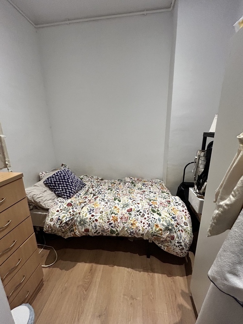 Room in a 4-person shared flat in Eixample · 2