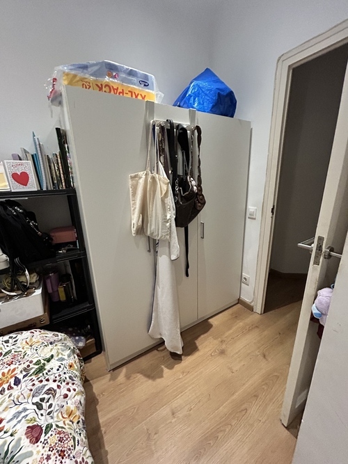 Room in a 4-person shared flat in Eixample · 4