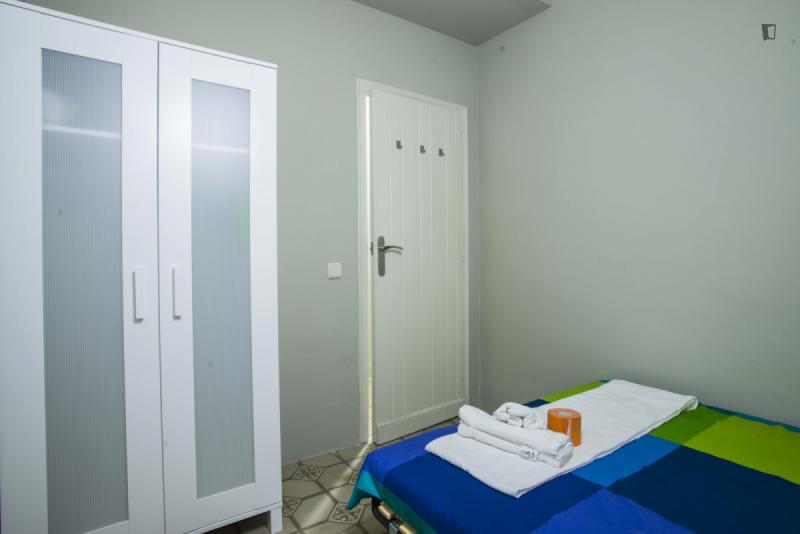 Habitación amueblada en piso compartido de 8 personas en Sarrià–Sant Gervasi · 2