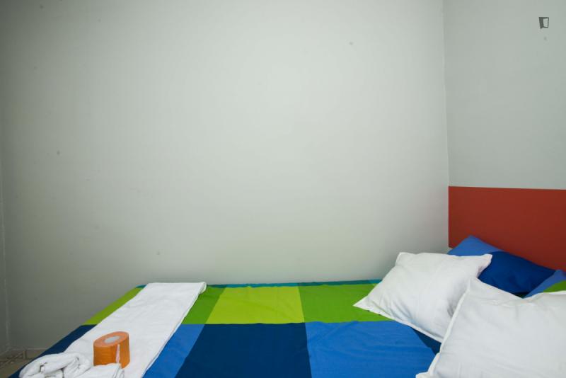Habitación amueblada en piso compartido de 8 personas en Sarrià–Sant Gervasi · 3