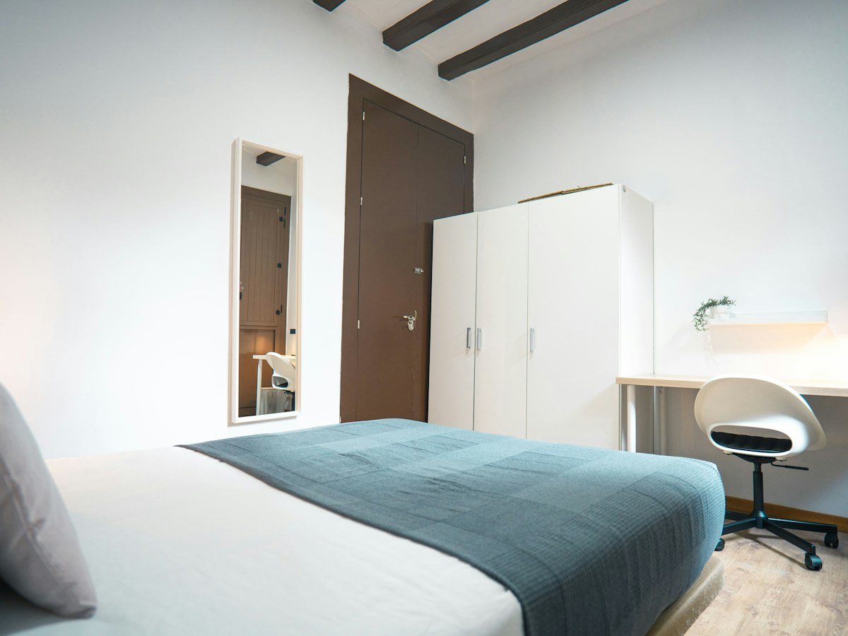 Furnished room in a 5-person shared flat in Sants-Montjuïc · 3