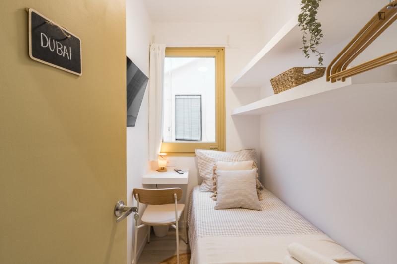 Furnished room in a 4-person shared flat in Sant Martí · 4