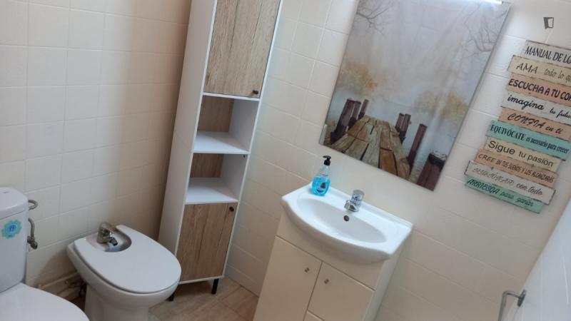 Habitación amueblada en piso compartido de 3 personas en Eixample · 2