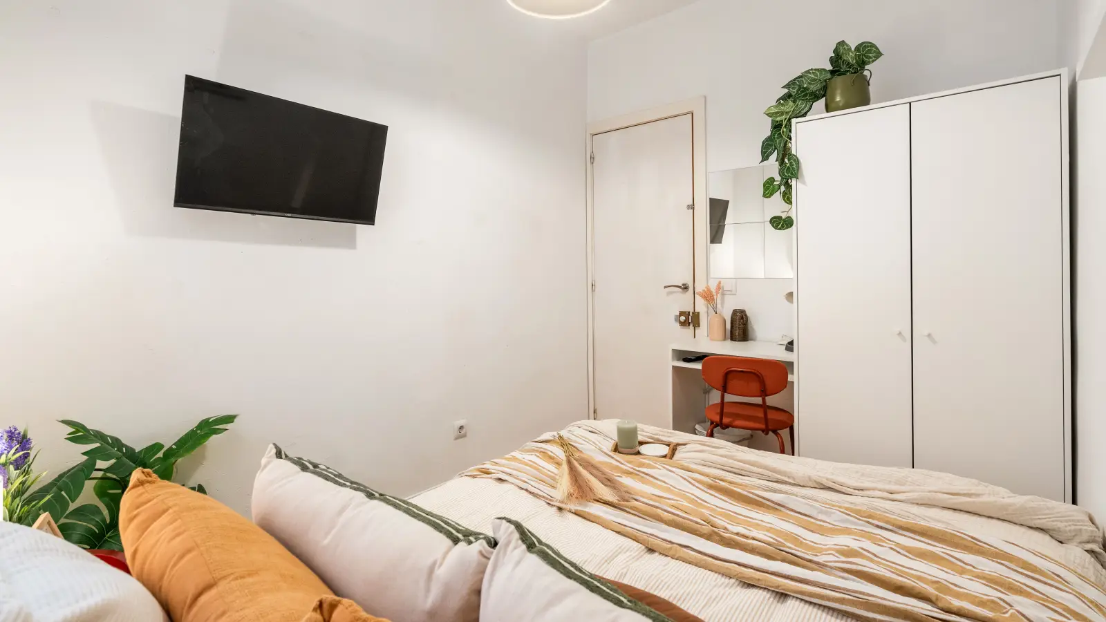 Furnished room in a shared flat in Sants-Montjuïc · 4