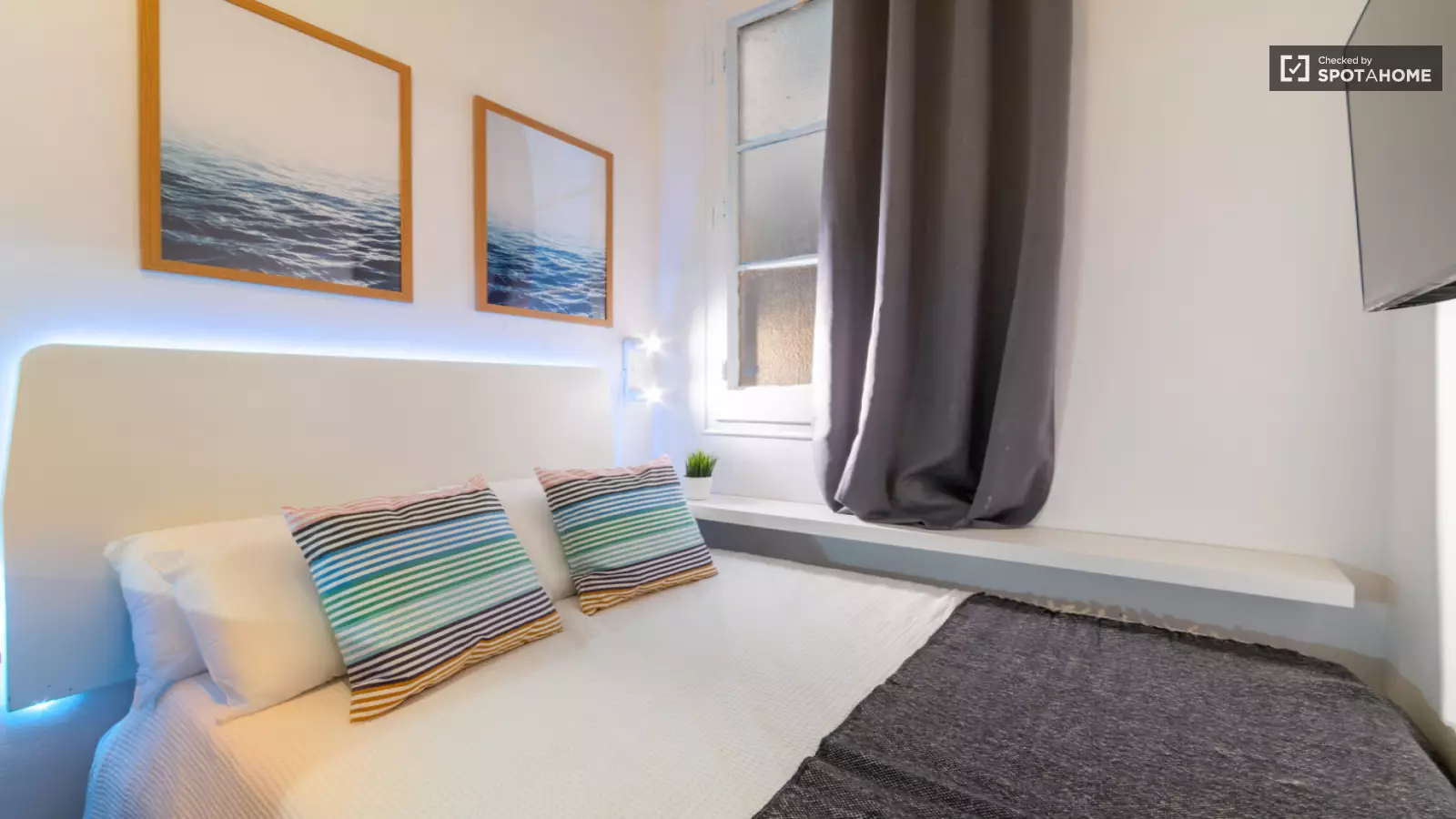 Furnished room in a 7-person shared flat in Eixample · 2