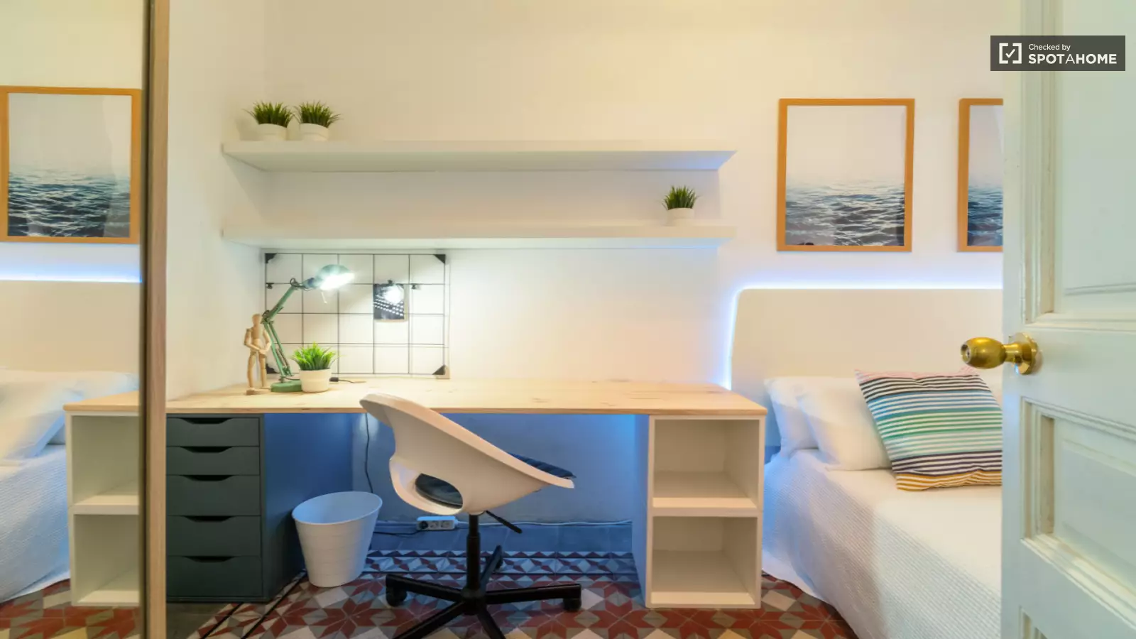 Furnished room in a 7-person shared flat in Eixample · 3