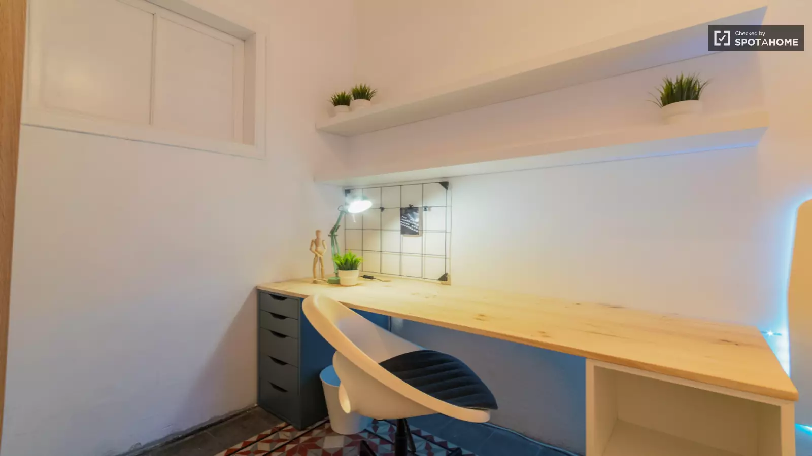 Furnished room in a 7-person shared flat in Eixample · 4