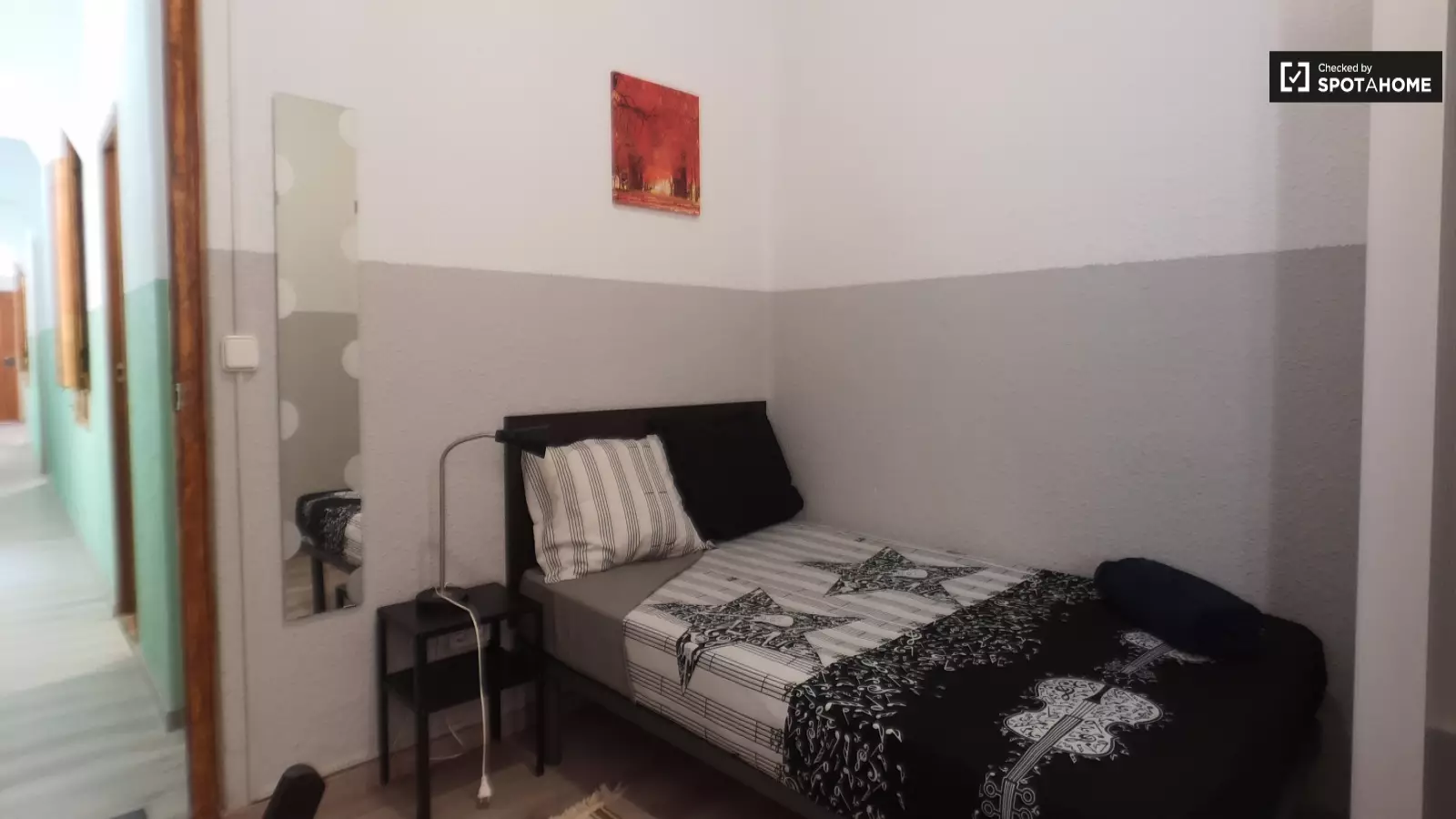 Furnished room in a 3-person shared flat in Ciutat Vella · 2