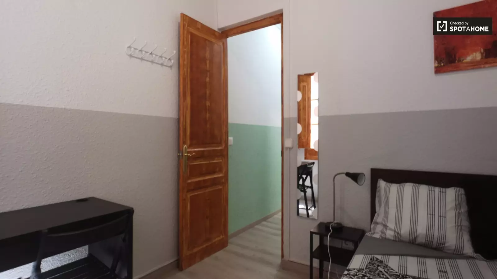 Furnished room in a 3-person shared flat in Ciutat Vella · 3