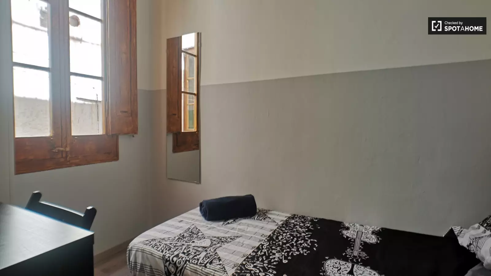 Furnished room in a 3-person shared flat in Ciutat Vella · 4