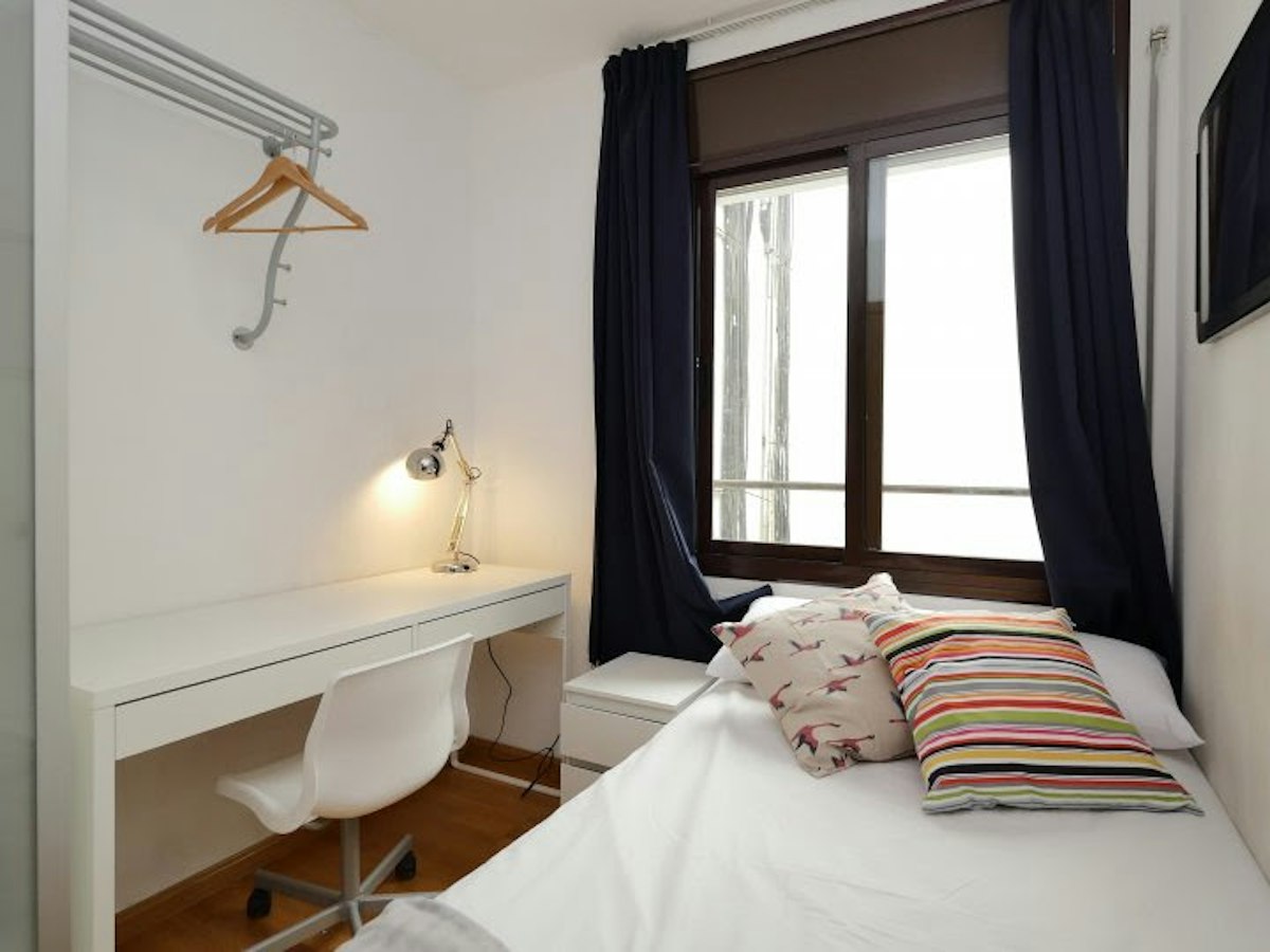Habitación amueblada en piso compartido de 6 personas en Gràcia · 2