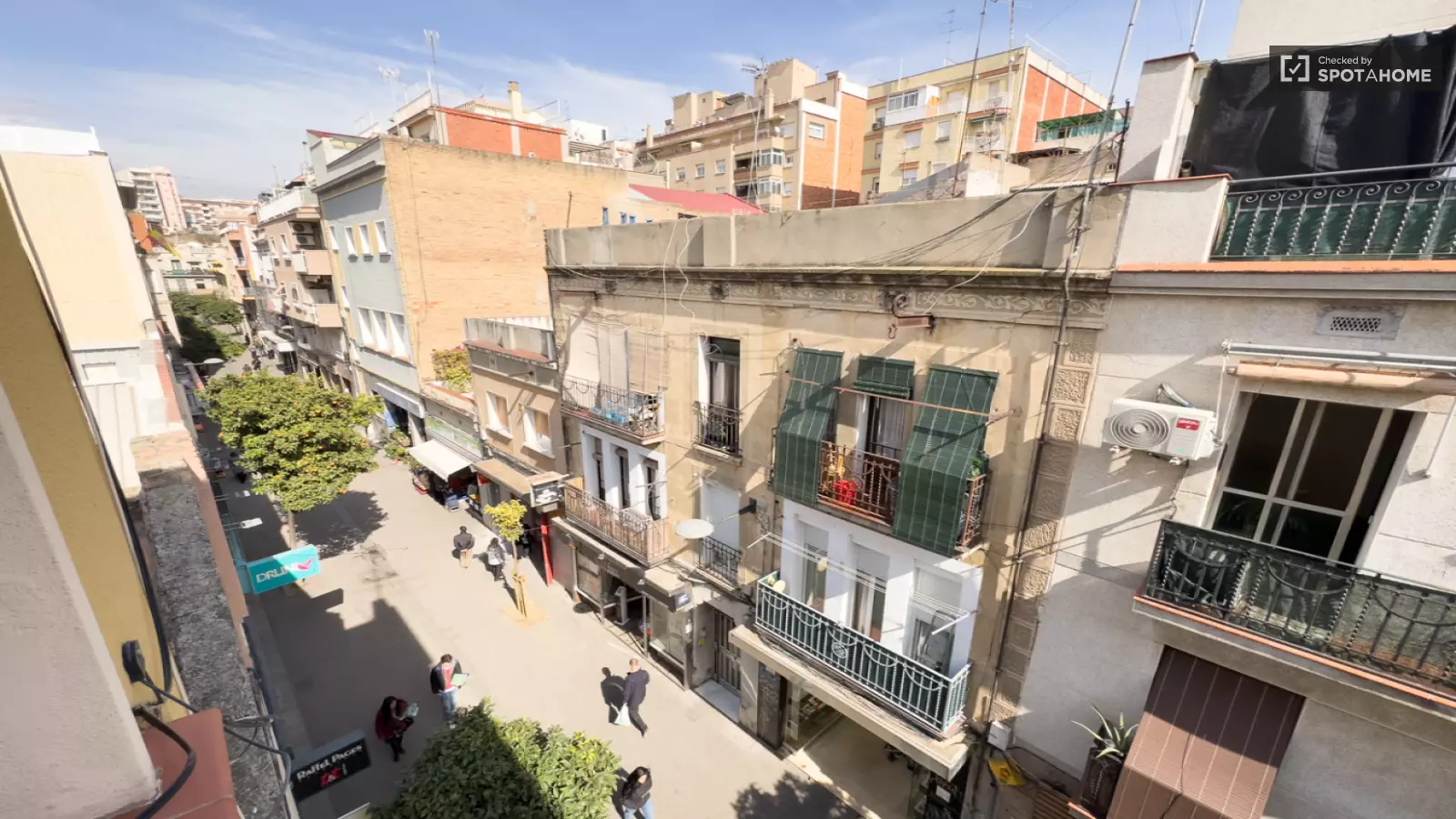 Furnished room in a shared flat in L'Hospitalet · 3